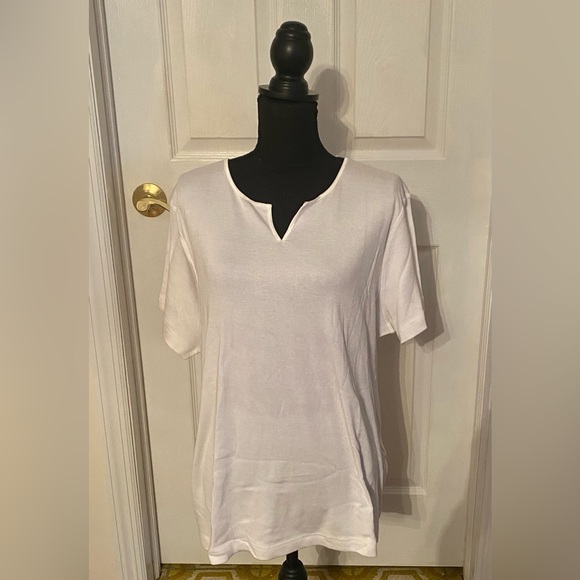C.B.Collections NWT Women’s Top Size 2X White Ribbed V-Neck Satin Neck Trim - Picture 2 of 10